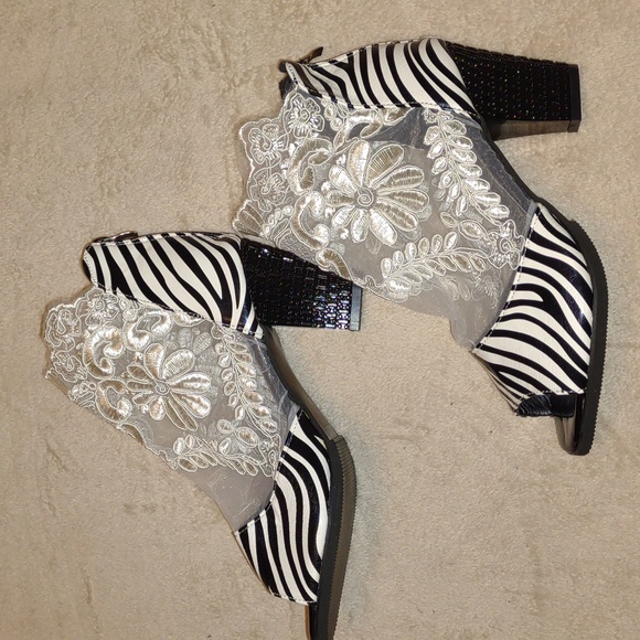๐ฃTMBU Black & White Zebra Print Lace Pumps - Picture 7 of 11